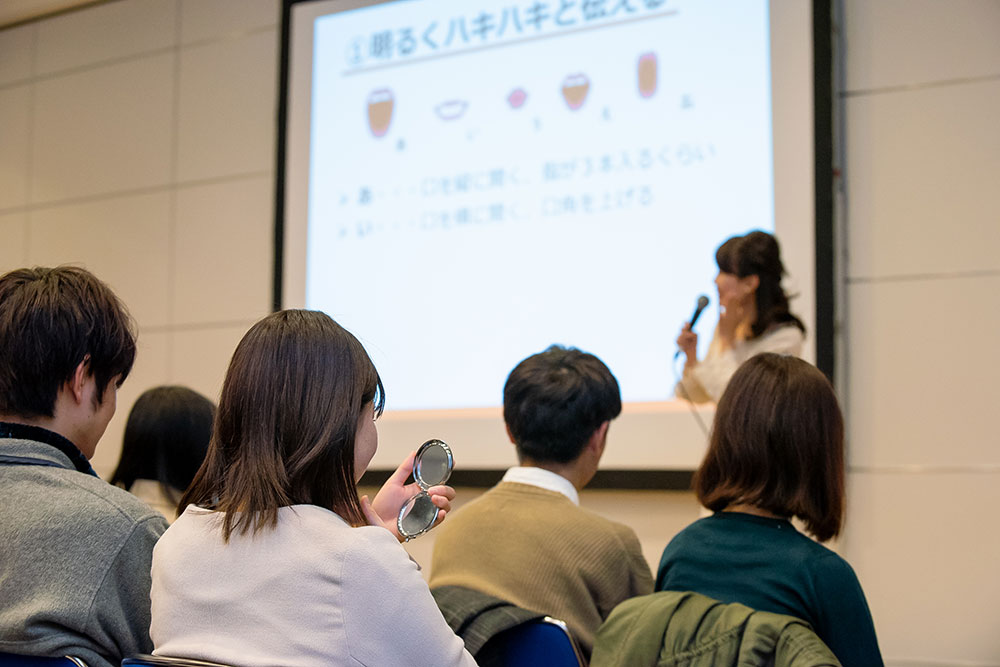 口の開き方をチェックする学生達
